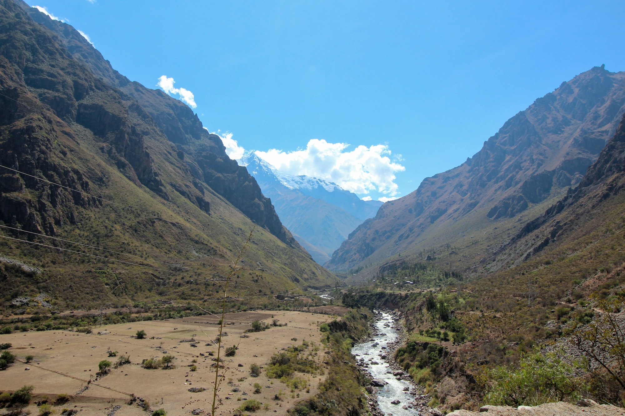 La rivière Urubamba traverse la Vallée Sacrée des Incas au Pérou