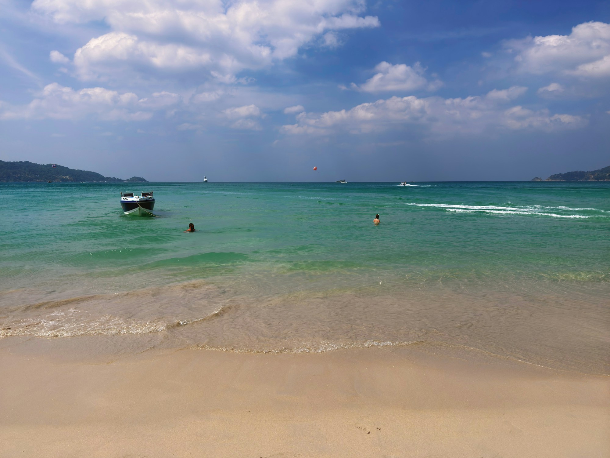 Vue panoramique de Patong à Phuket avec la baie et les eaux bleu-vert de la mer d'Andaman en Thaïlande