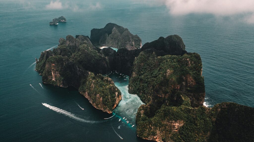 Vue aérienne des îles Ko Phi Phi Leh en Thaïlande avec eaux turquoise et falaises calcaires, province de Krabi