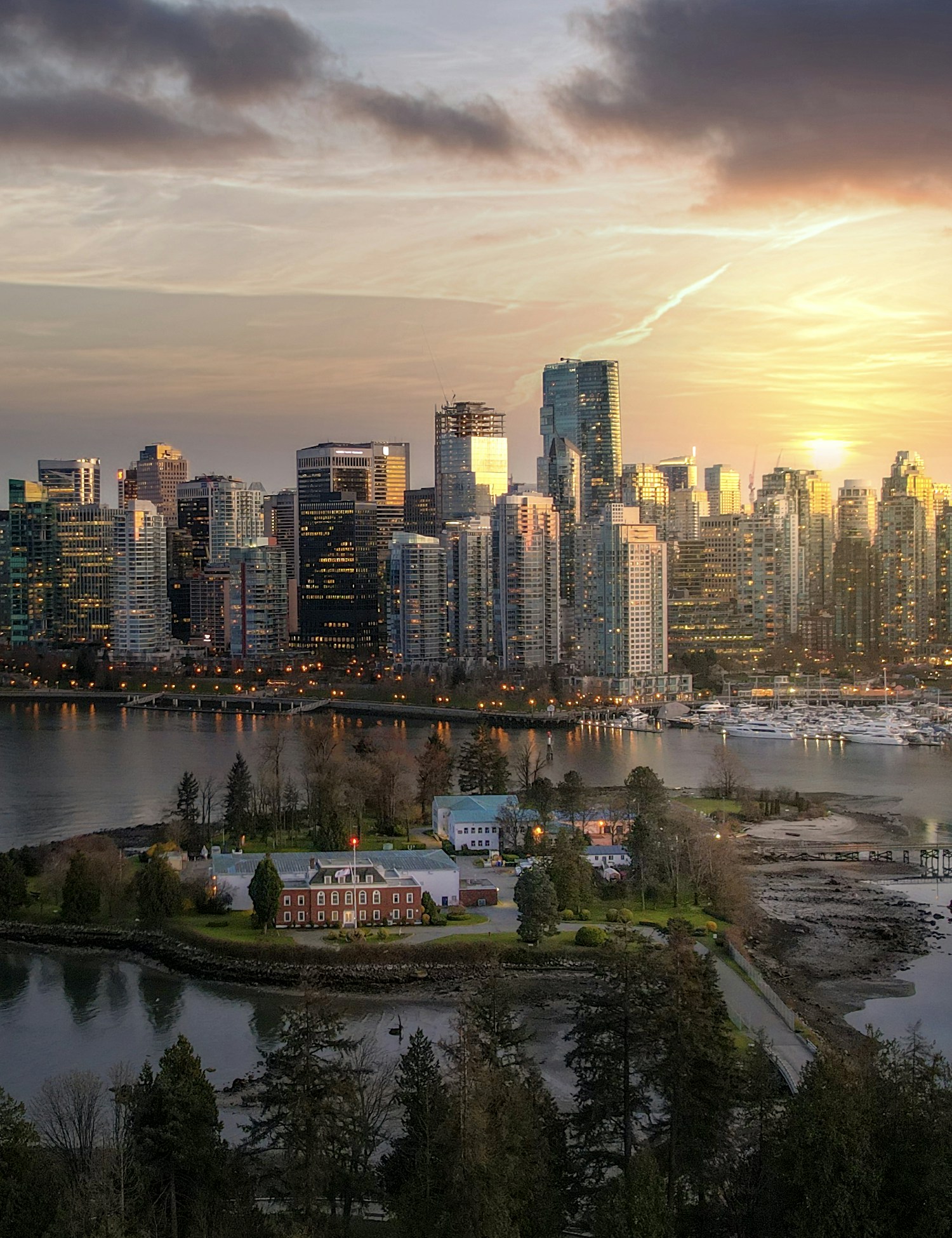 Vancouver skyline depuis Stanley Park Seawall — montagnes et port au coucher de soleil