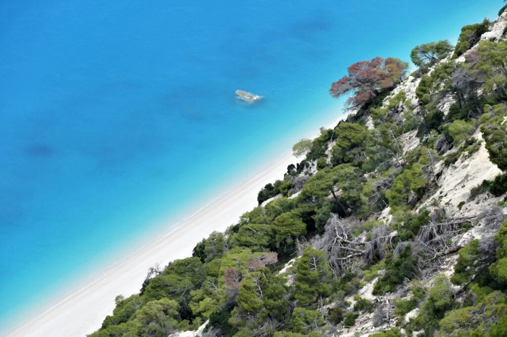 Plage de sable blanc aux eaux turquoise en Grèce, symbole des plages secrètes d'Europe