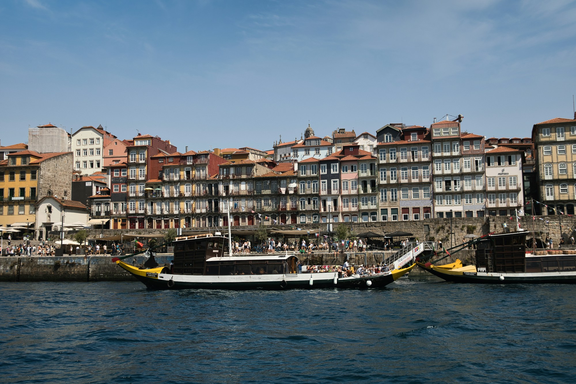 Vista panoramica sui moli della Ribeira a Porto e il ponte Dom Luís al tramonto