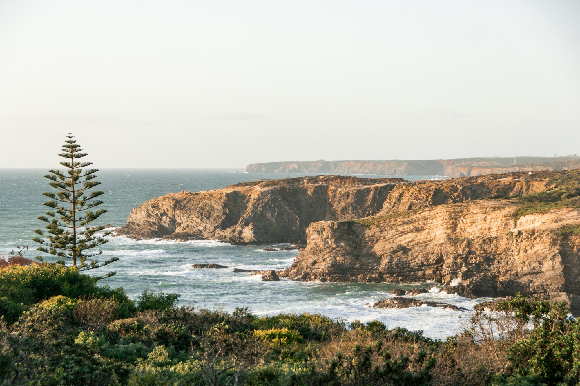 Falaises ocre de l'Algarve au Portugal tombant dans l'océan Atlantique, côte spectaculaire typique du sud du Portugal