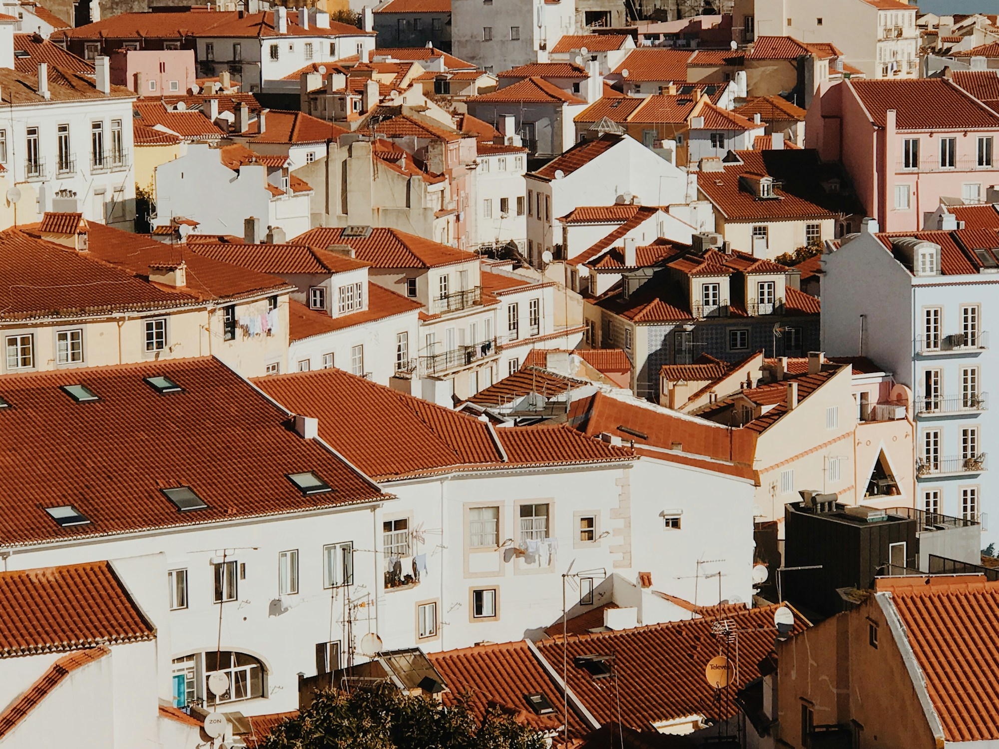 Les toits rouges d'Alfama à Lisbonne, Portugal, avec les façades blanches ornées de tuiles typiques du quartier historique