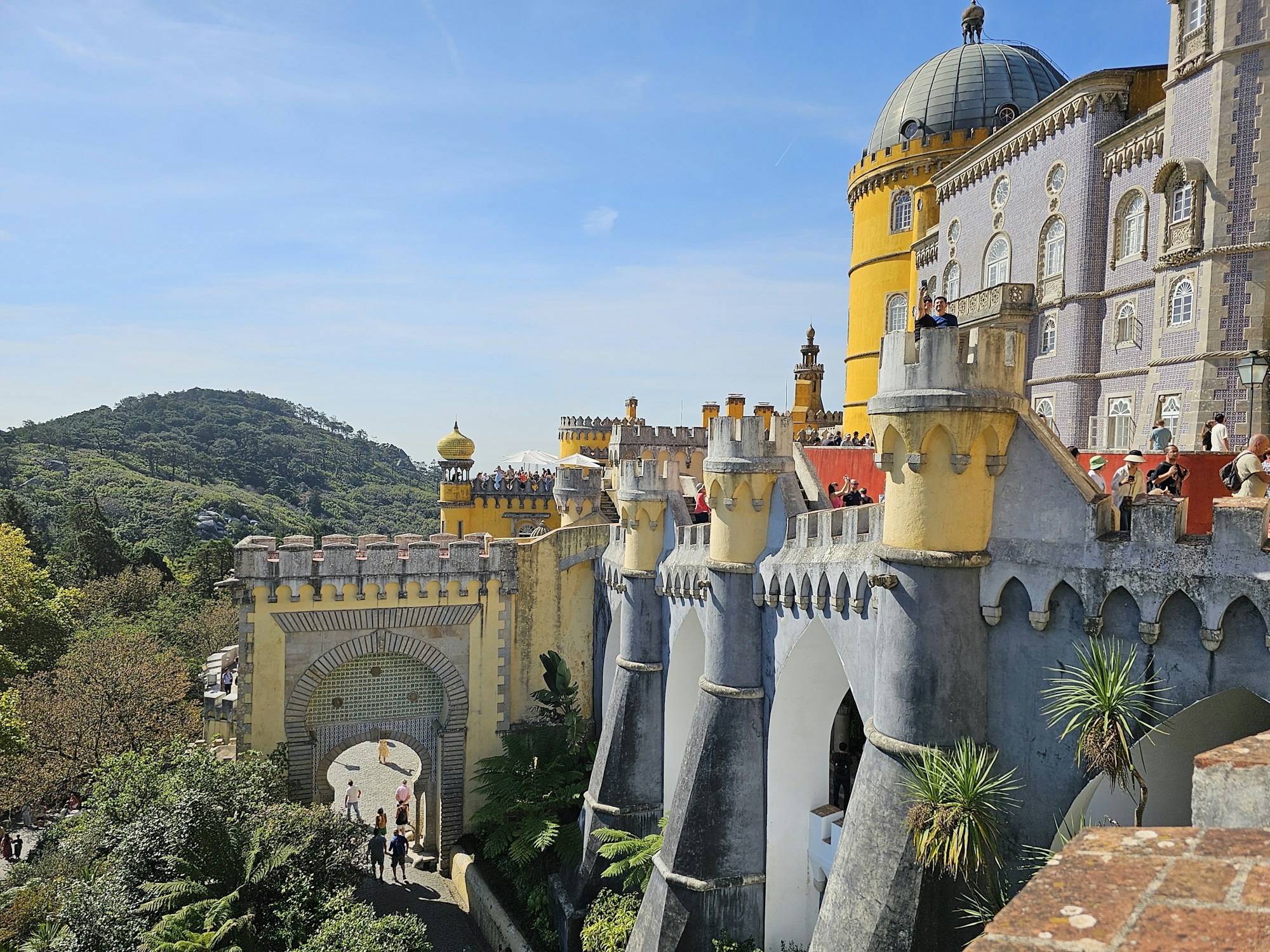 Le Palácio da Pena de Sintra, Portugal, château romantique coloré perché sur les collines de la Serra de Sintra, classé patrimoine mondial UNESCO