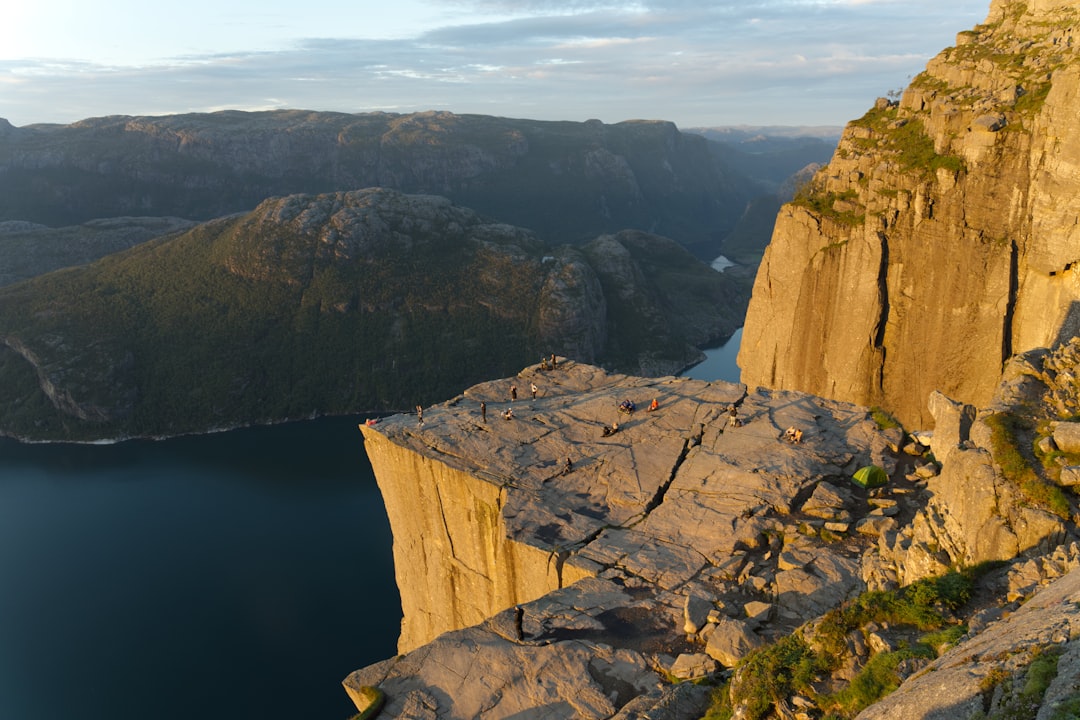 Vue aérienne de Preikestolen, le Rocher de la Chaire, dominant le Lysefjord de 604 mètres en Norvège