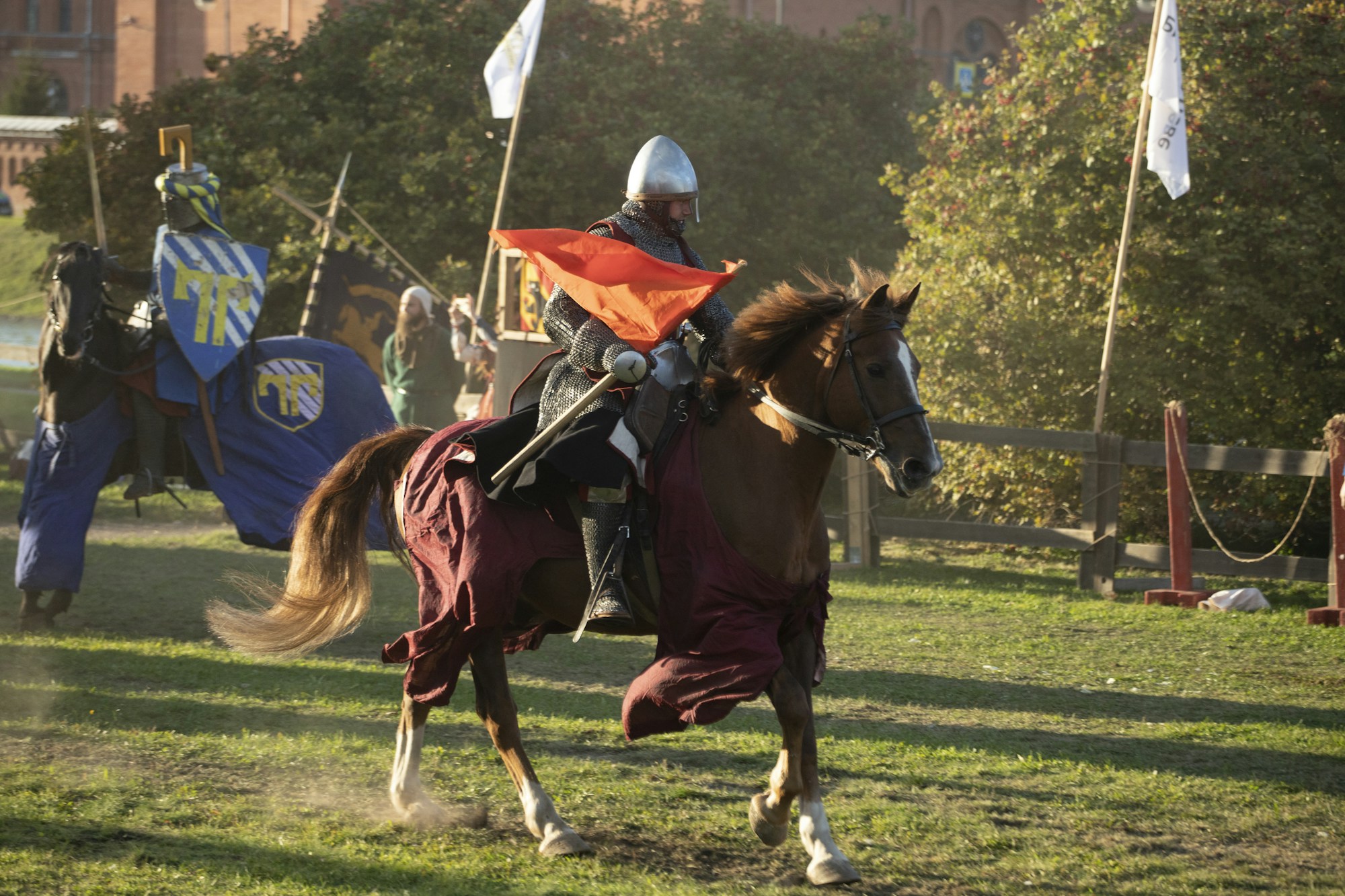 Knight in armor on horseback evoking the grand shows at Puy du Fou