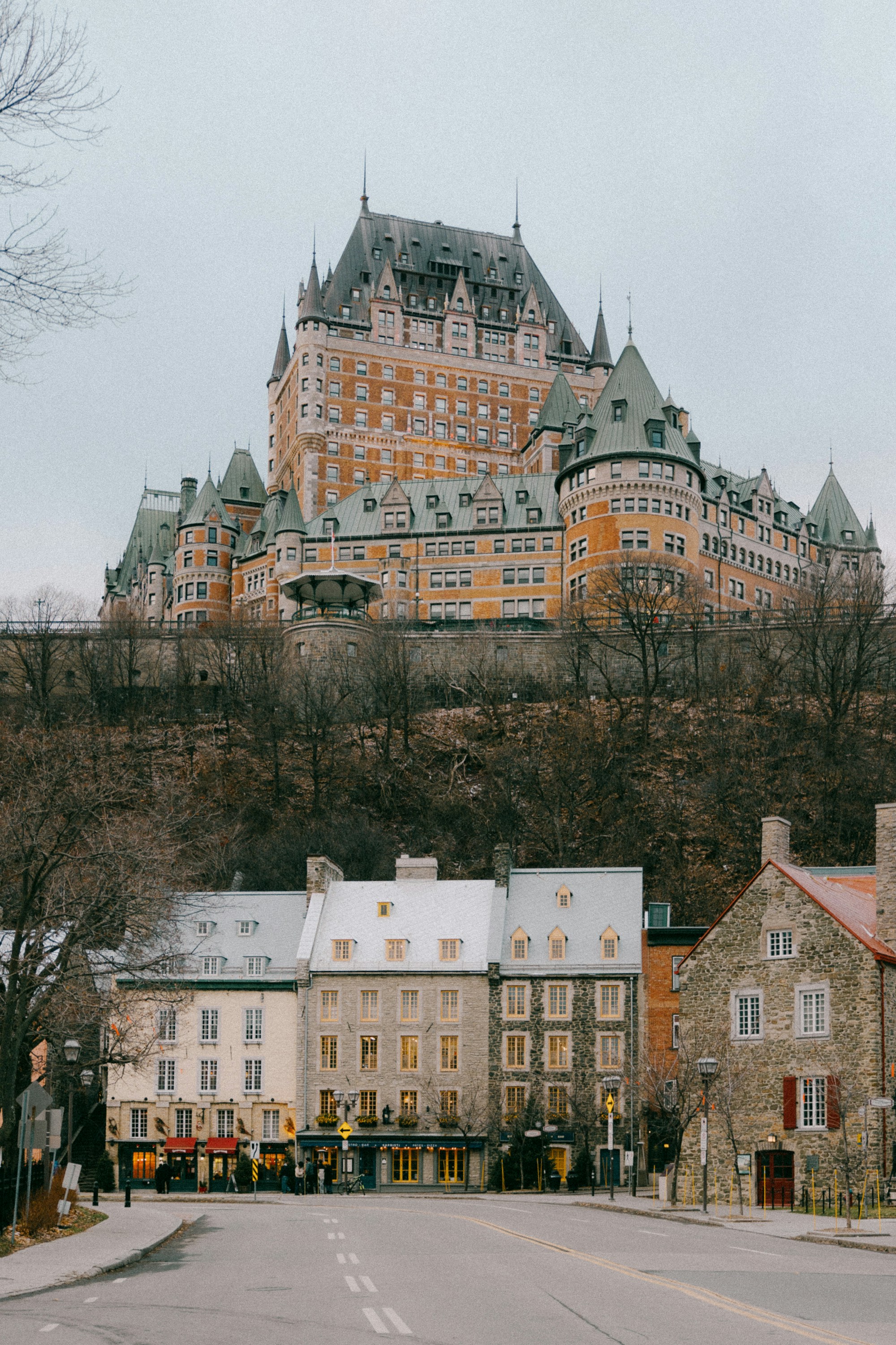 Vieux-Québec en été avec le Château Frontenac en arrière-plan, animation de rue