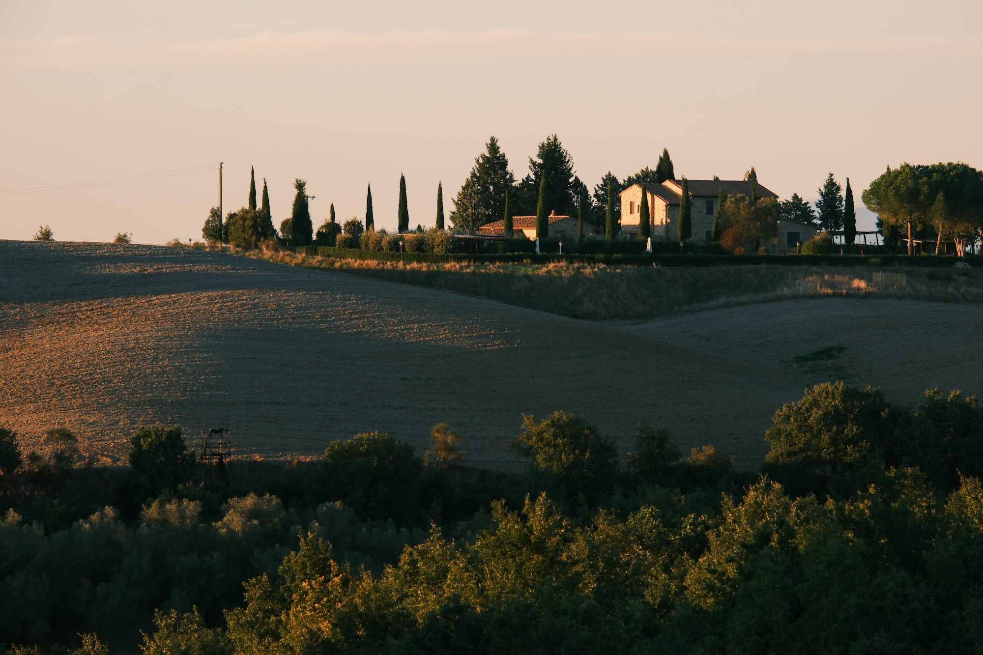 Collines verdoyantes de l'Ombrie au coucher du soleil, cadre du monastère Eremito en Italie