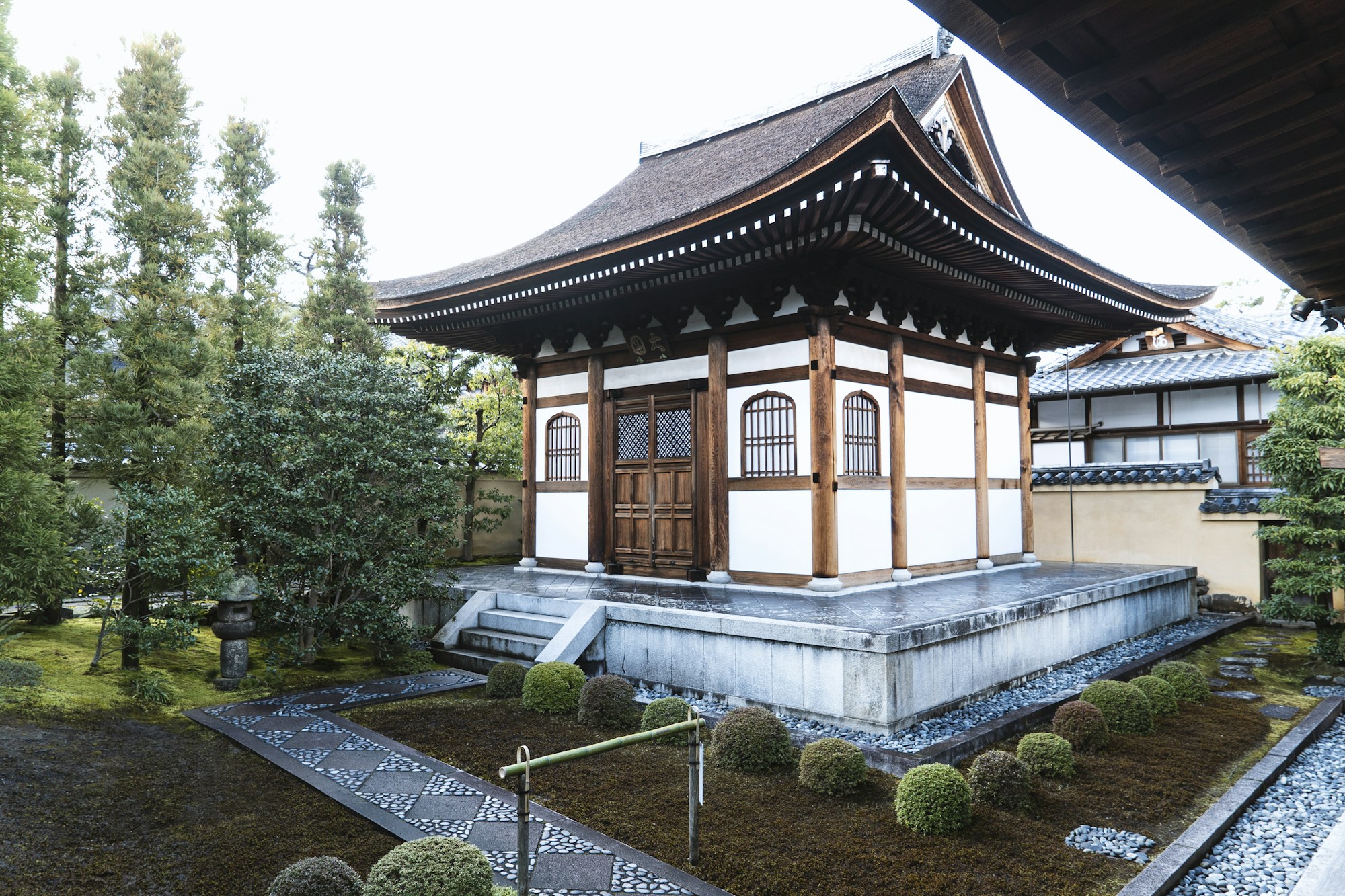 Sanctuaire traditionnel en bois le long du chemin de pèlerinage Kumano Kodo au Japon