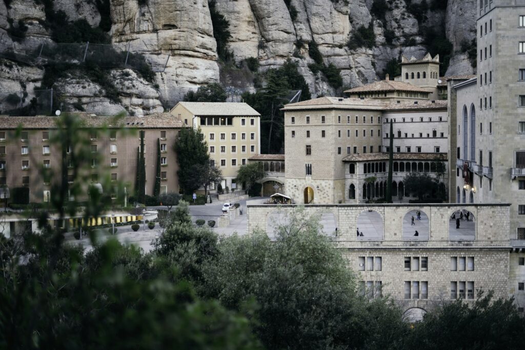 Vue panoramique des montagnes de Montserrat avec le monastère en Catalogne, Espagne
