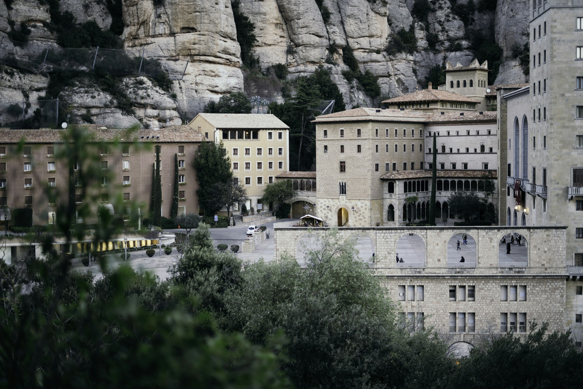 Le massif de Montserrat et son monastère bénédictin perchés à 700 mètres d'altitude, Catalogne