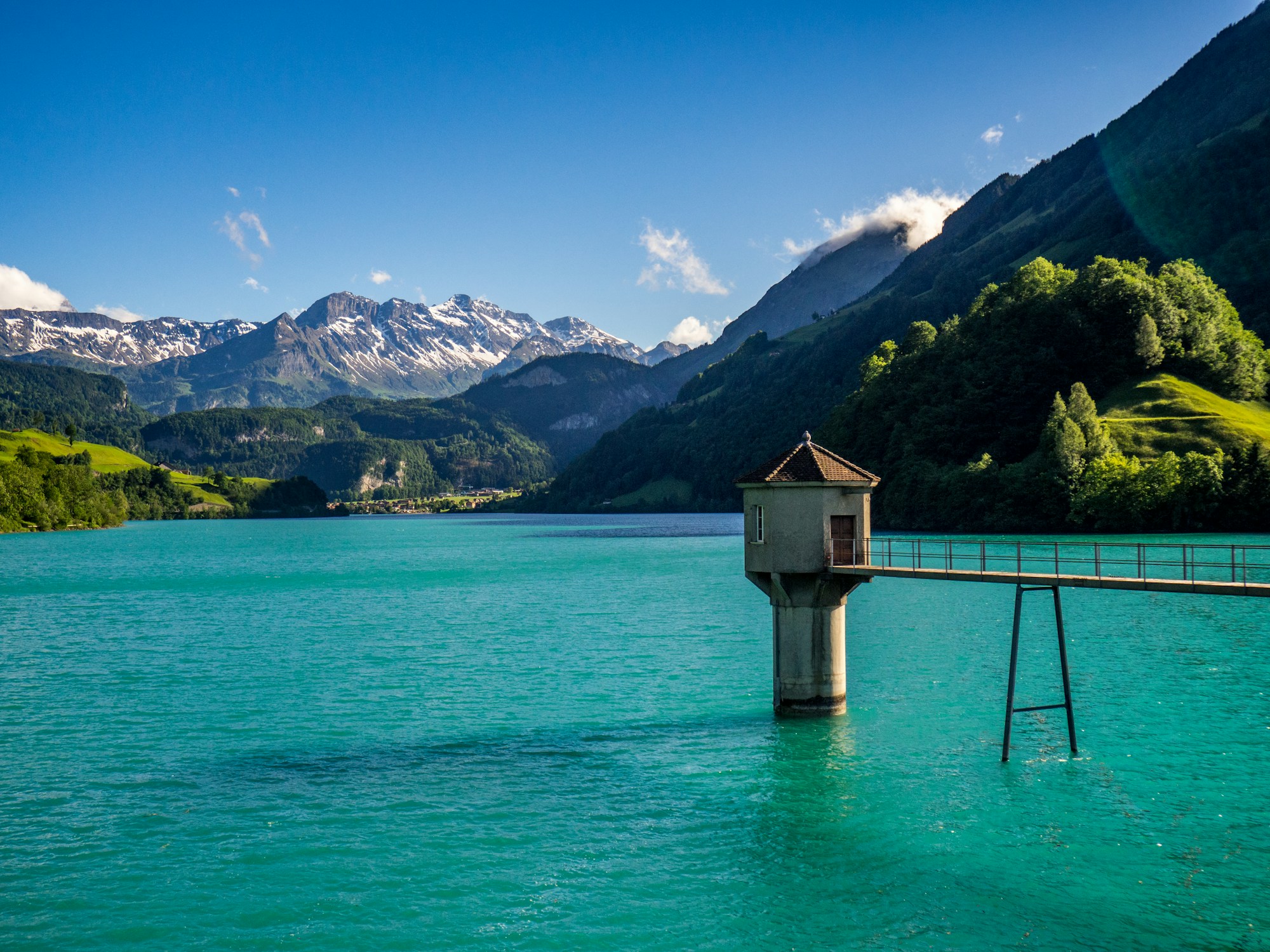 Lac alpin entouré de montagnes en Suisse, cadre paisible des spas silencieux