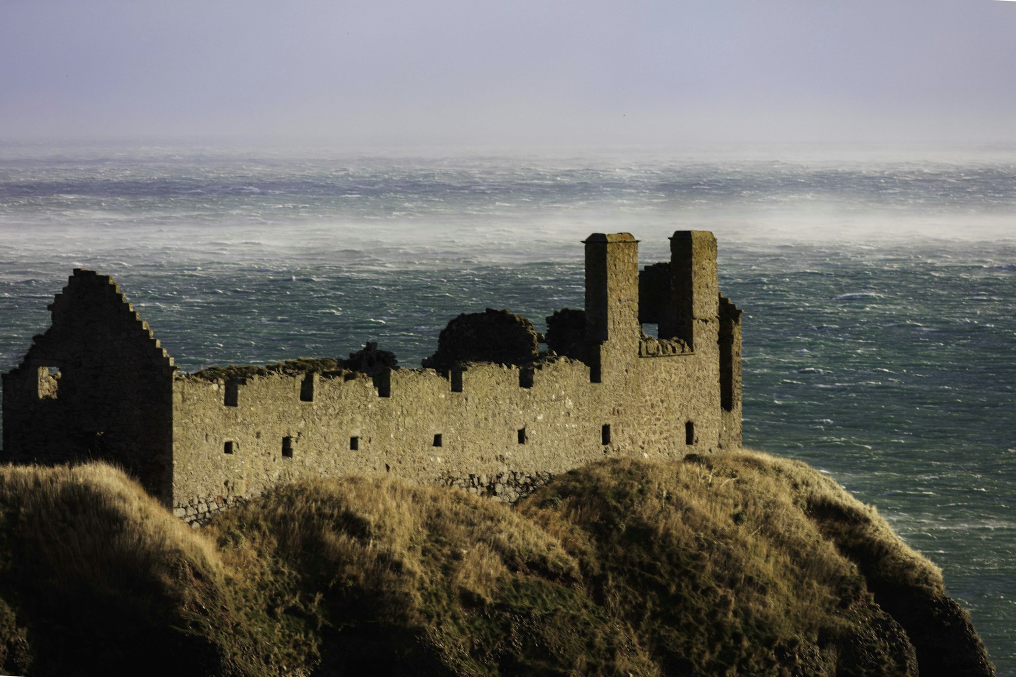 Ruines du château de Dunnottar sur un promontoire de falaises au-dessus de la mer du Nord en Écosse