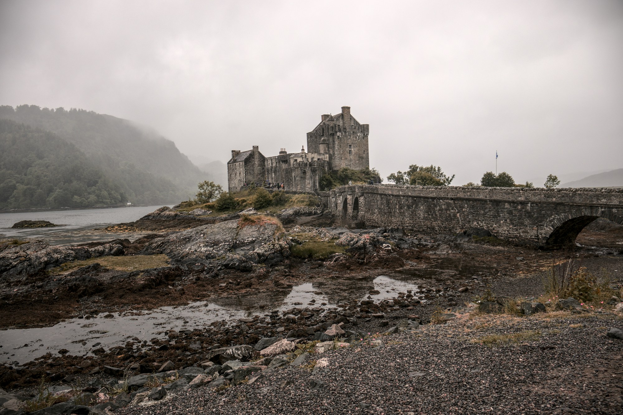 Château d'Eilean Donan posé sur son îlot de pierres à la jonction de trois lochs écossais