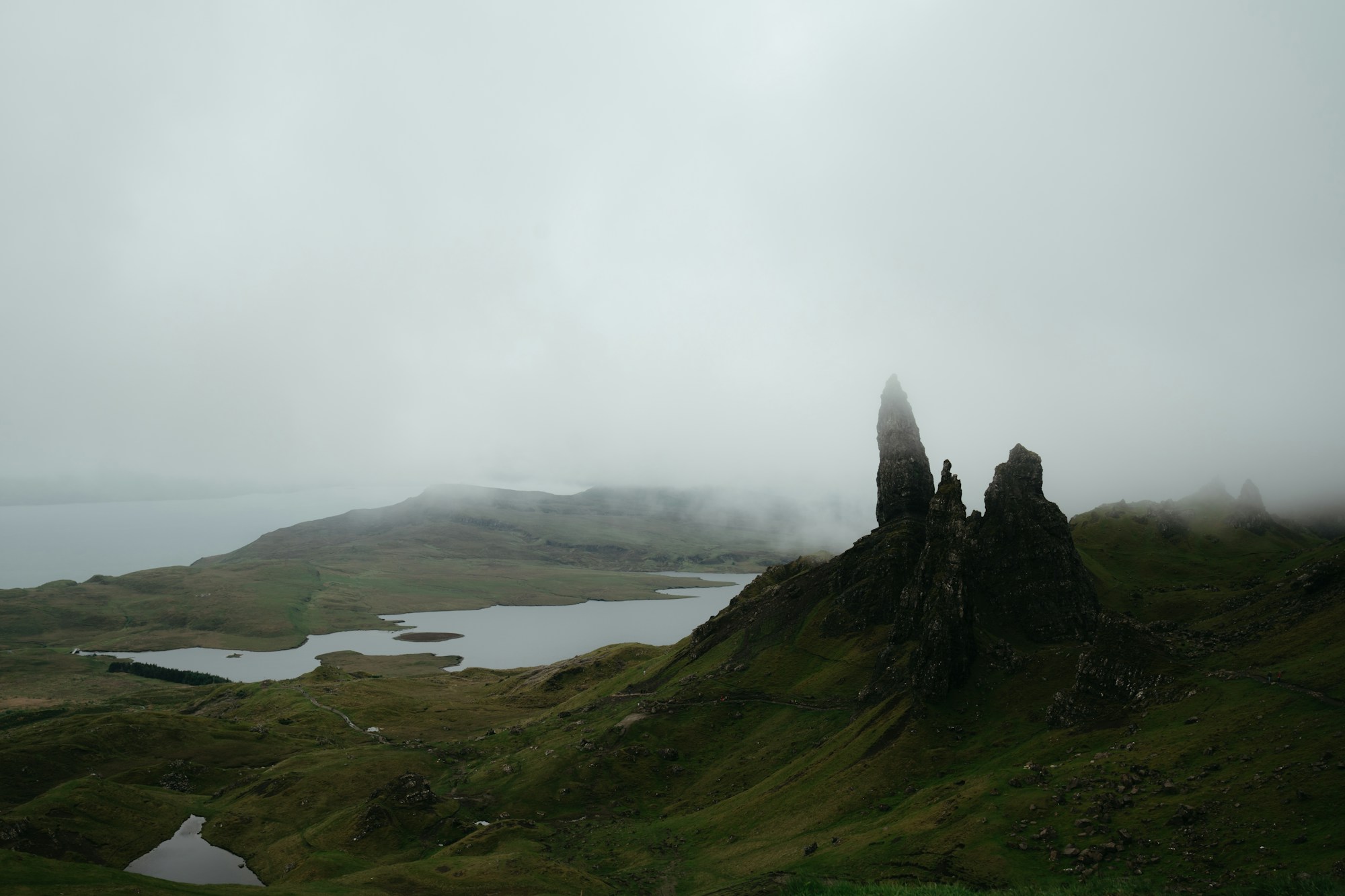 The Old Man of Storr sur l'île de Skye en Écosse avec brume et paysage volcanique