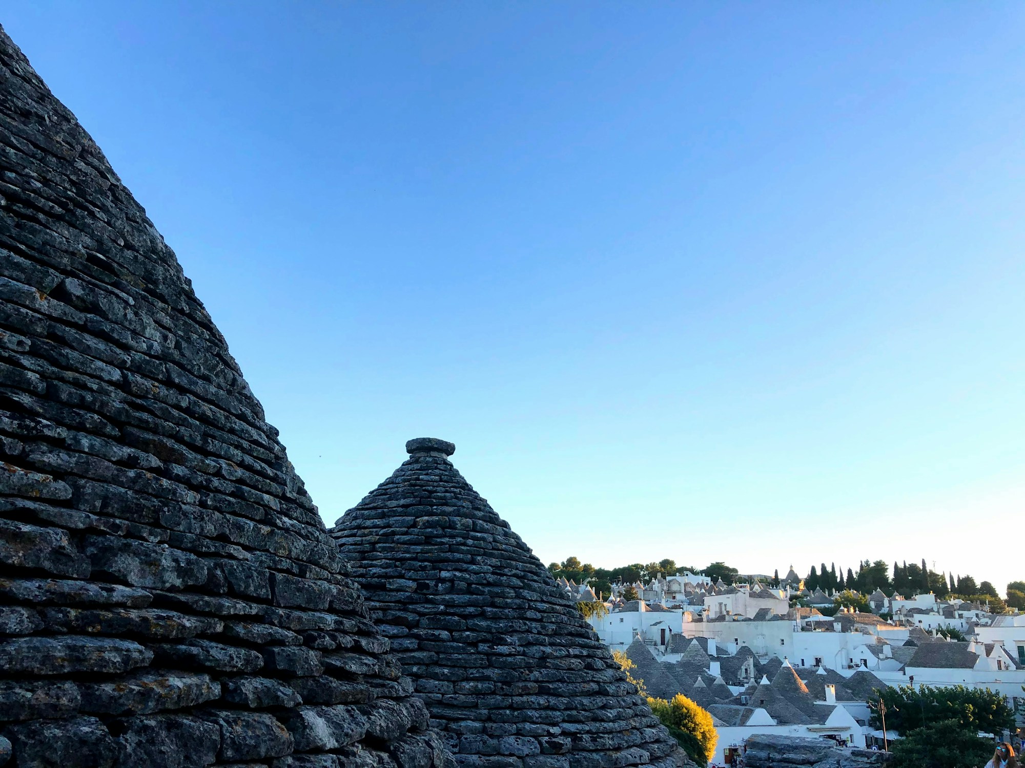Trulli traditionnels d'Alberobello avec leurs toits coniques en Puglia, site UNESCO