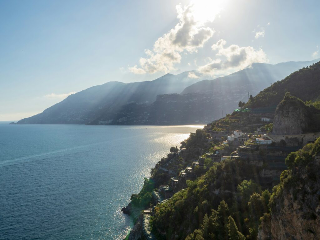 Vue panoramique de la ville d'Amalfi sur la côte tyrrhénienne sous un soleil méditerranéen éclatant