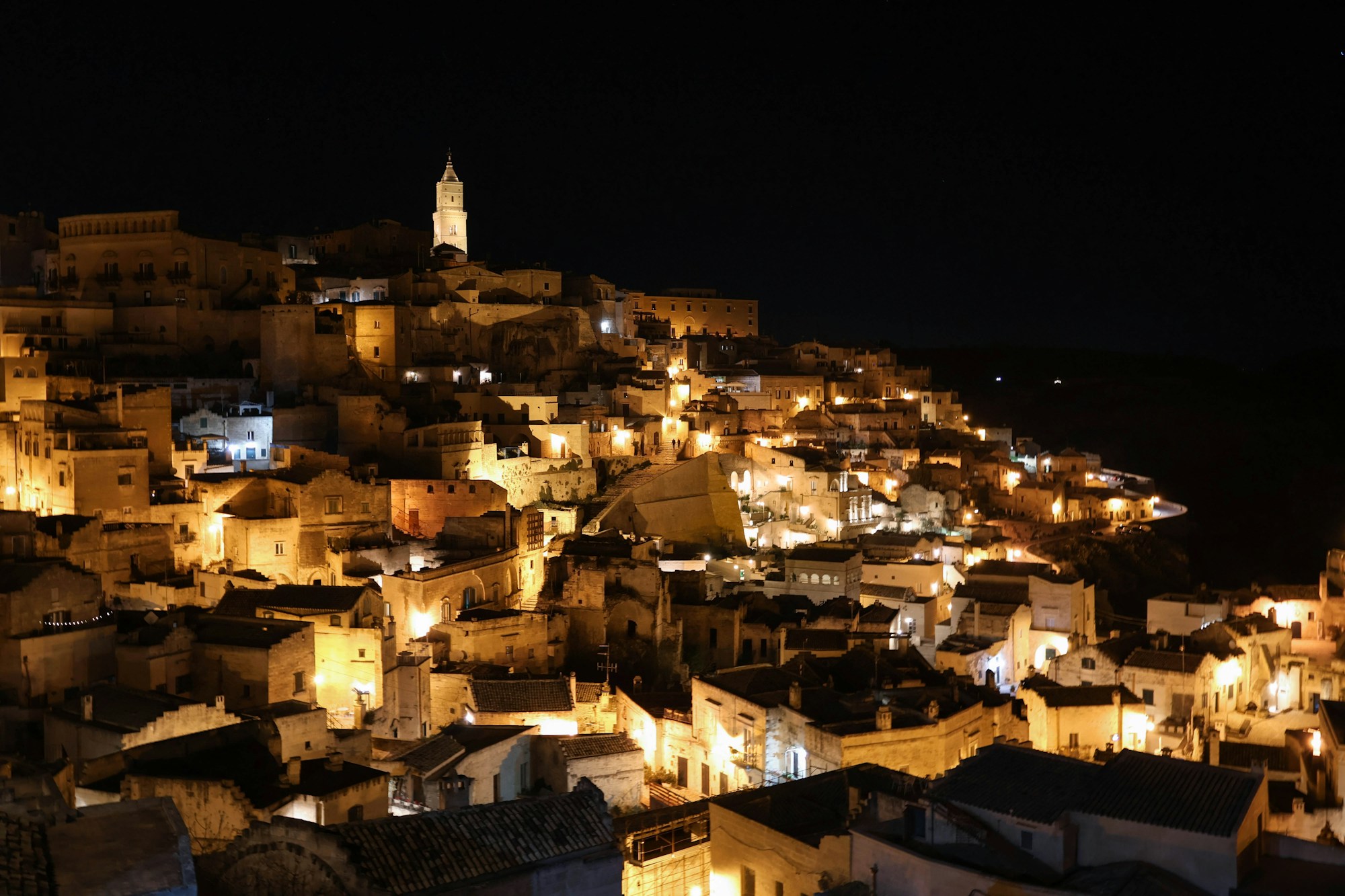 Vue nocturne de Matera et ses habitations troglodytes dans les sassi, Basilicate, Italie