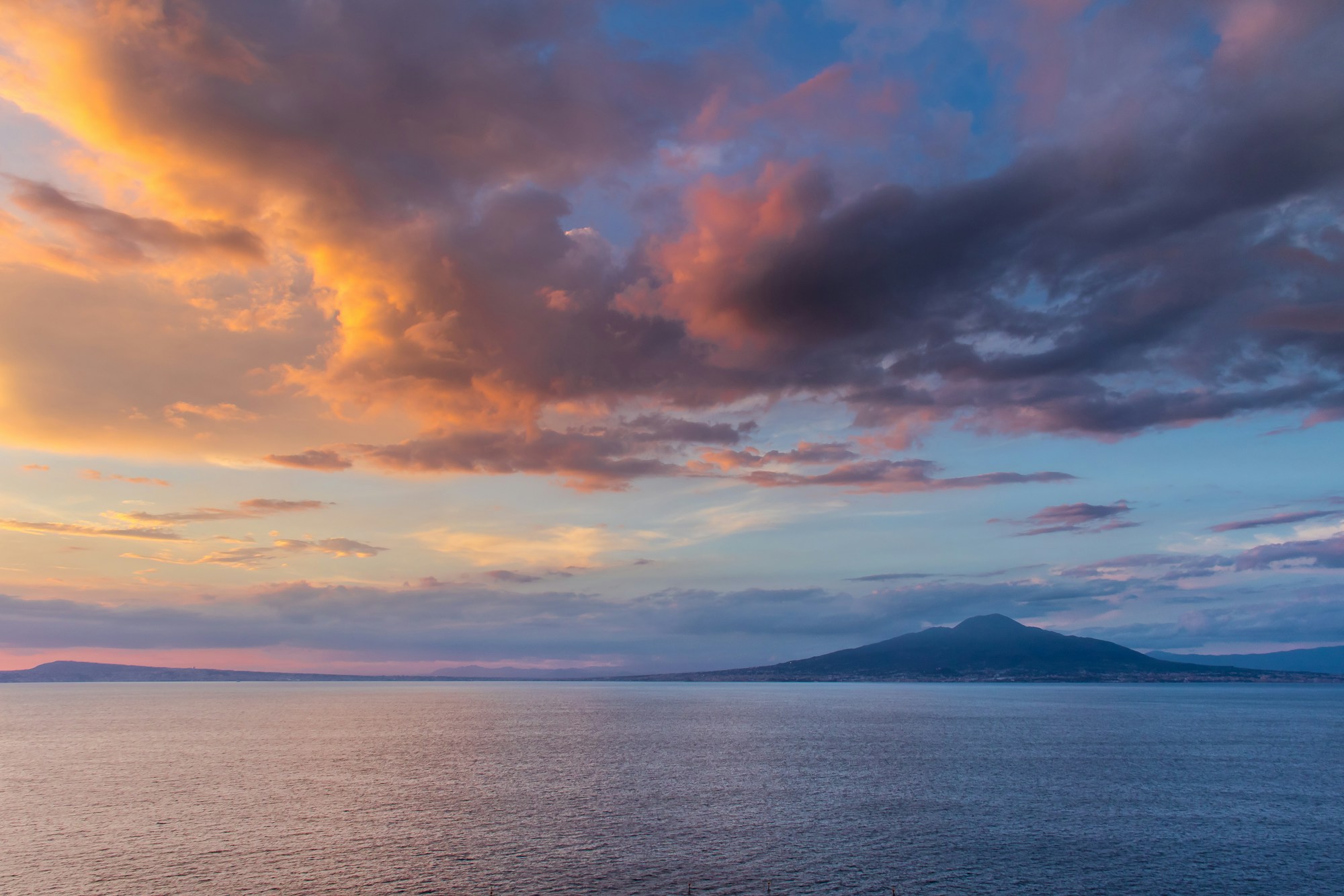 La baie de Naples vue depuis Sorrente, avec le Vésuve en arrière-plan