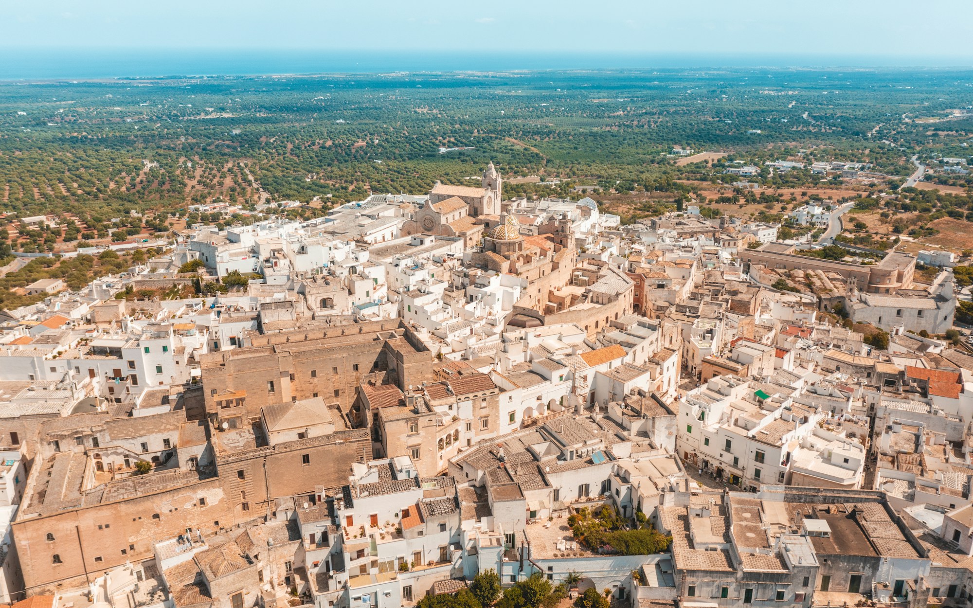 Ostuni la Città Bianca vue du ciel avec ses maisons blanchies à la chaux et les oliveraies de Puglia