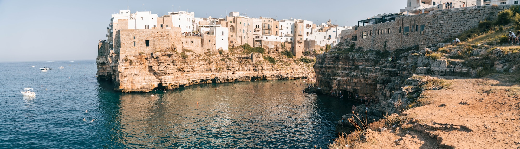 Les falaises spectaculaires et la mer turquoise de Polignano a Mare en Puglia, Adriatique