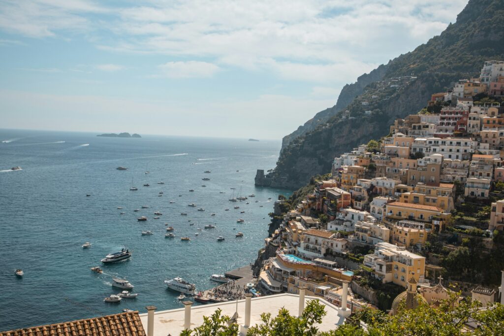Les maisons colorées de Positano en cascade vers la mer turquoise de la Côte Amalfitaine avec des bateaux