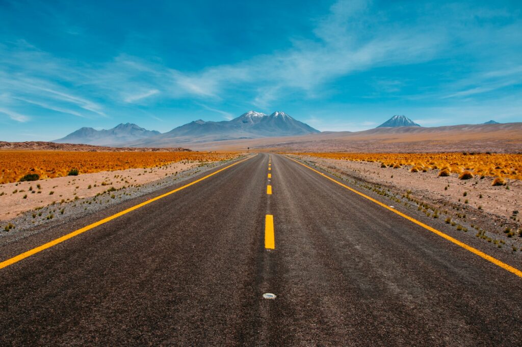 Route 66, la Mother Road américaine traversant le désert vers les montagnes