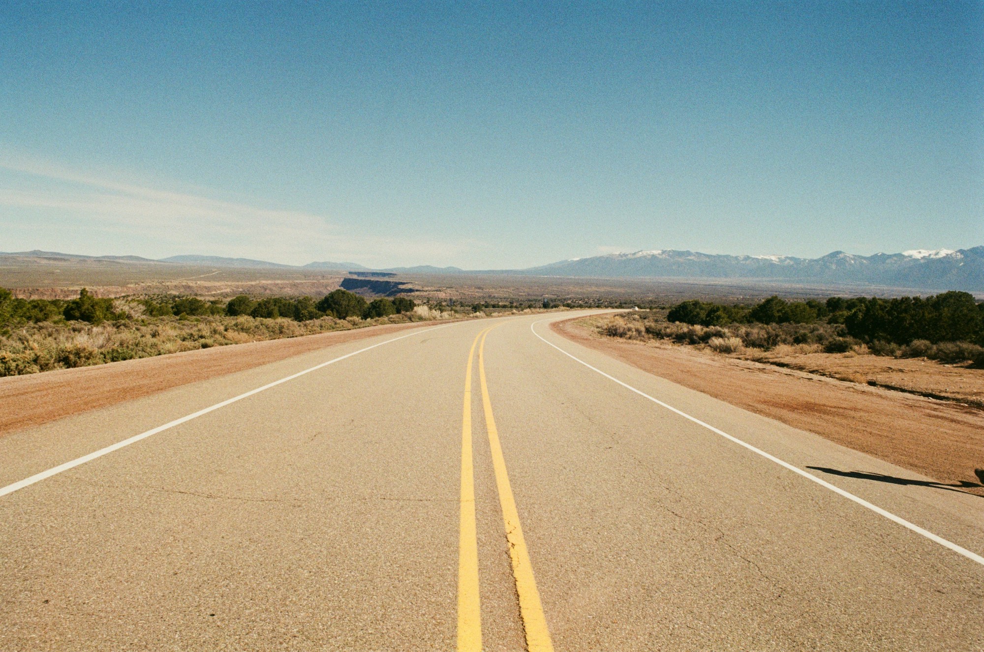 Route désertique du Nouveau-Mexique avec montagnes à l'horizon