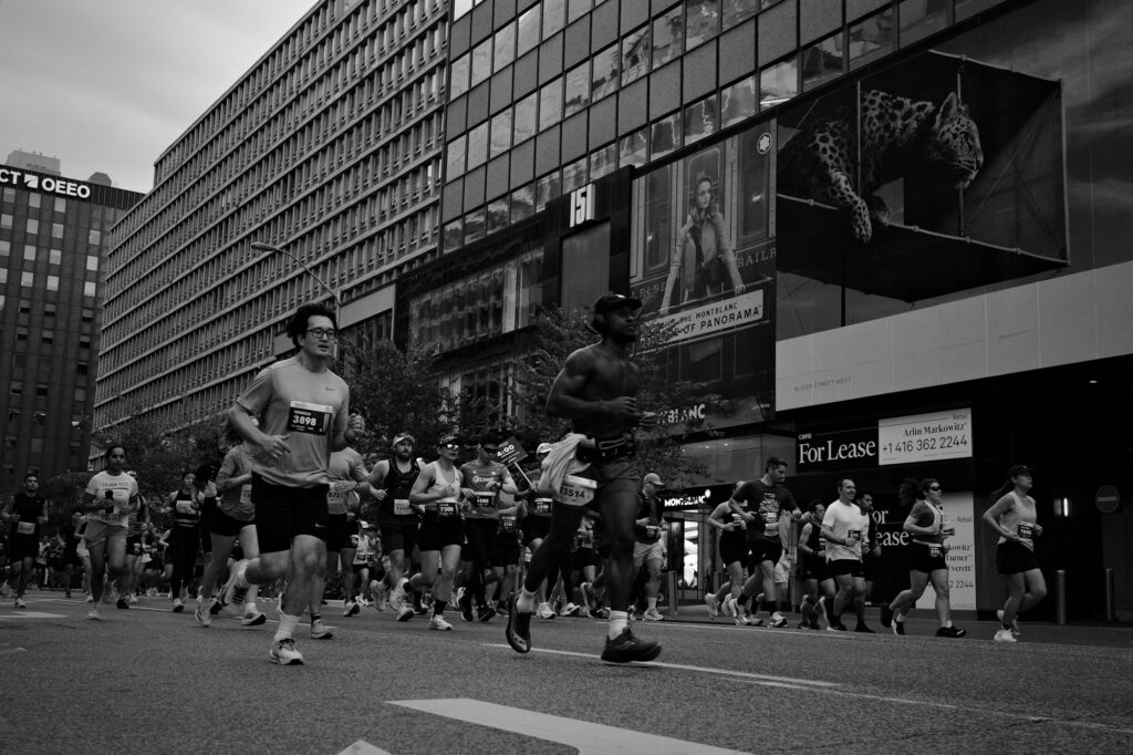 Coureurs de marathon dans une ville européenne au lever du soleil