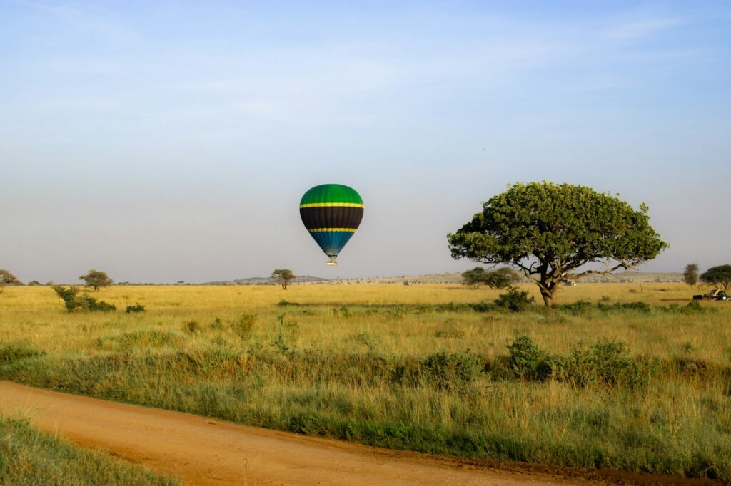 Montgolfière au lever du soleil au-dessus de la savane du Serengeti - Safari Afrique de l'Est 2026