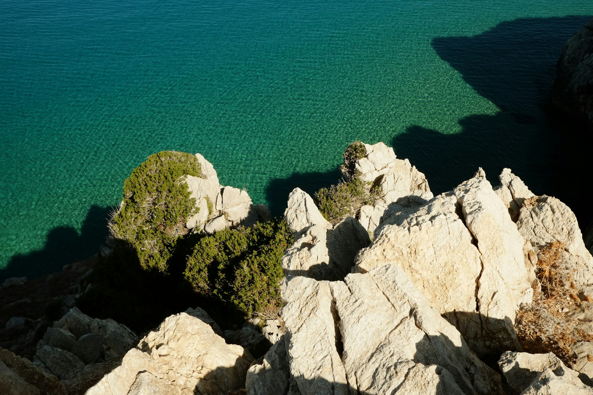 Falaises calcaires et eaux turquoise du golfe d'Orosei en Sardaigne