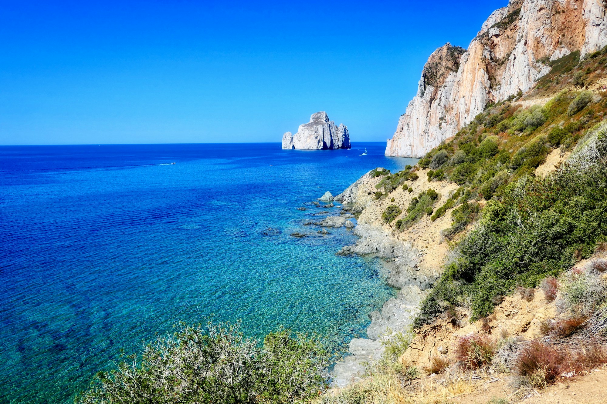 Scoglio Pan di Zucchero sur la côte sauvage du sud-ouest de la Sardaigne
