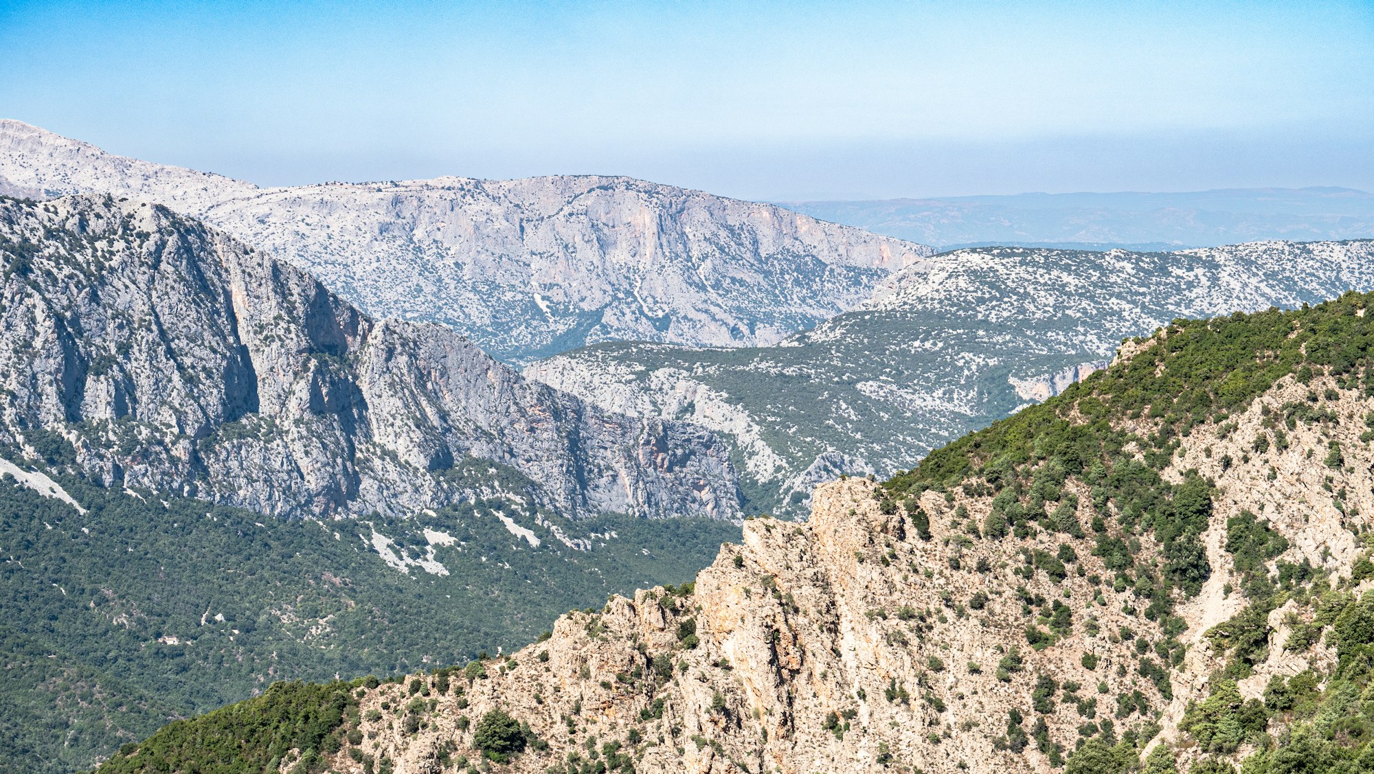 Vue panoramique sur les montagnes et la côte de Sardaigne depuis le Selvaggio Blu