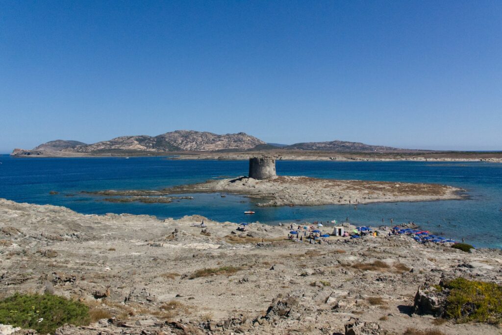 Spiaggia della Pelosa à Stintino — tour aragonaise et mer turquoise de Sardaigne