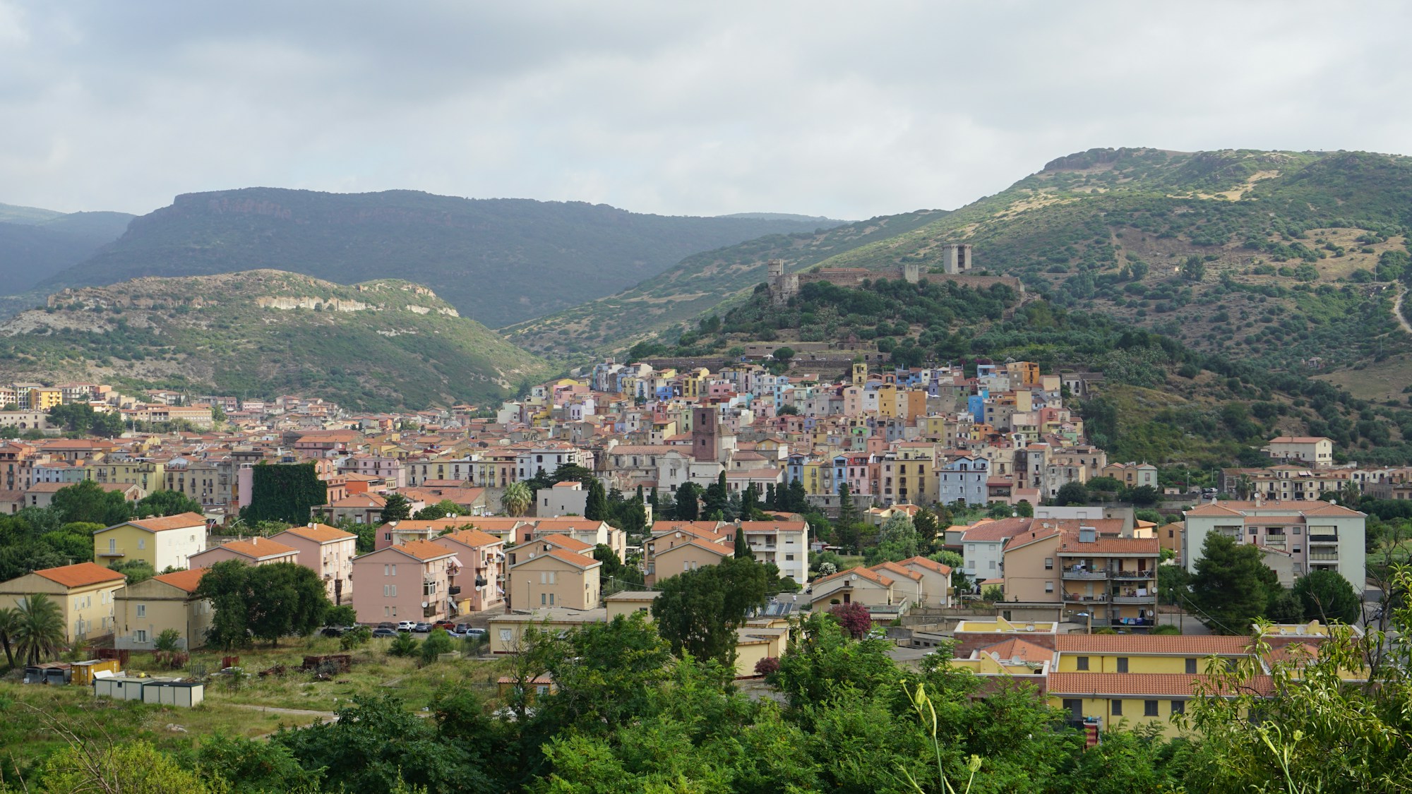 Vue aérienne d'un village sarde perché sur les collines de la Barbagia