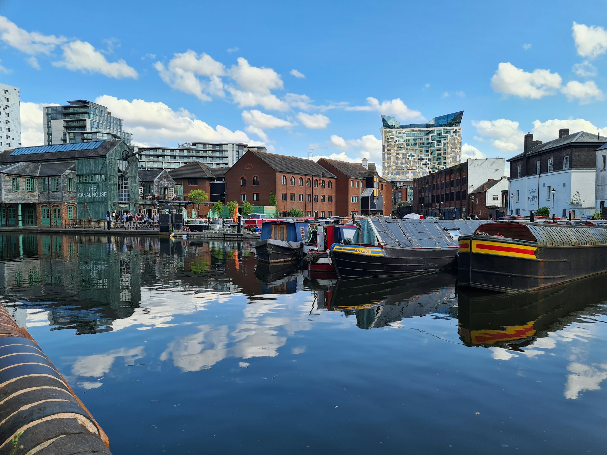 Canaux de Birmingham en Angleterre près de Brindley Place par un jour ensoleillé
