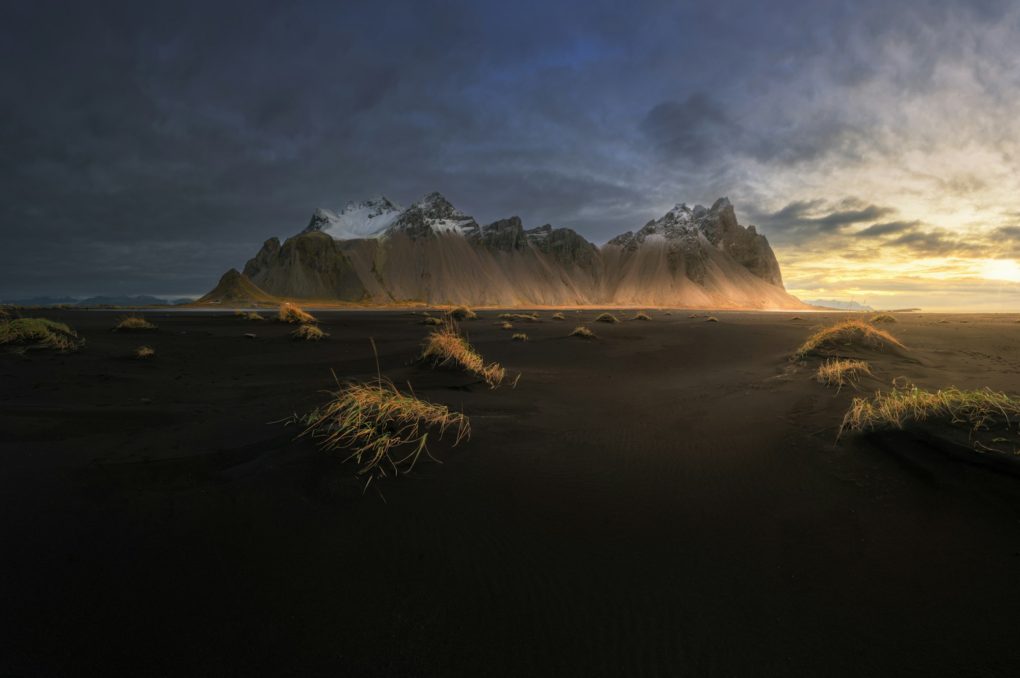 Le Vestrahorn en Islande au lever du soleil avec plage de sable noir volcanique