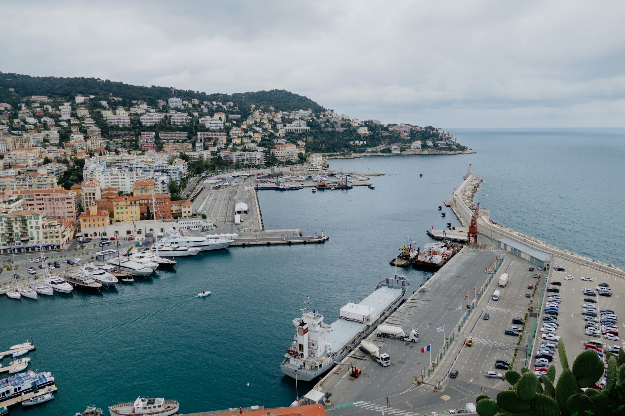 Port de Nice sur la Côte d'Azur en France avec ses bateaux colorés et la Méditerranée