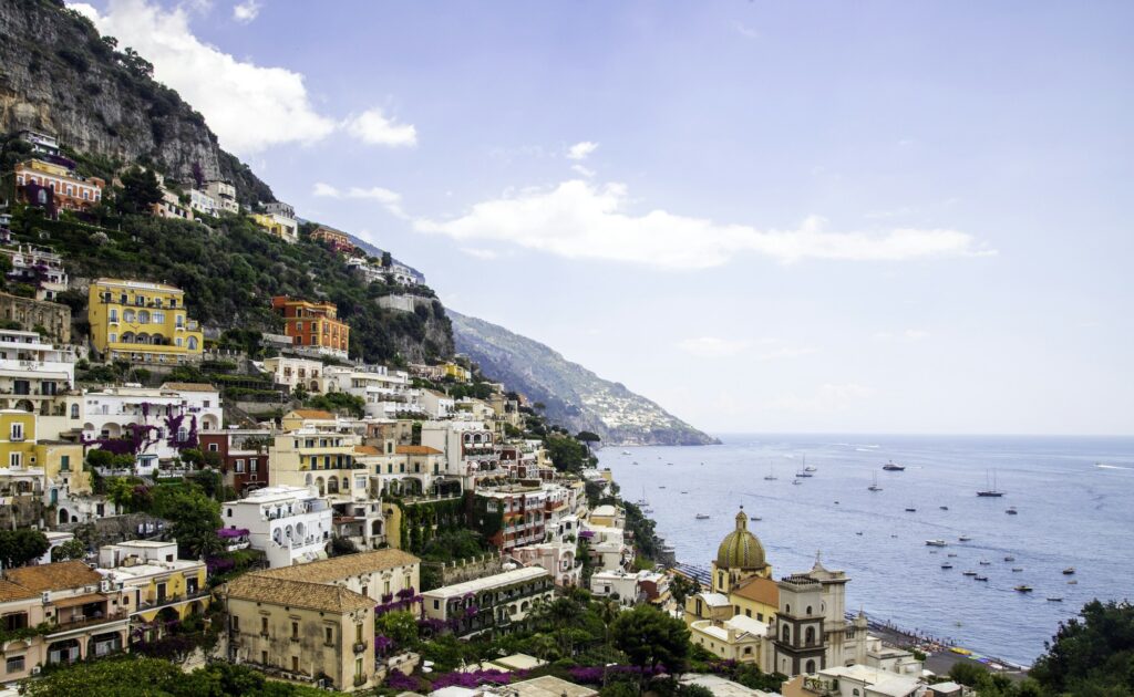 Vue panoramique de Positano sur la côte amalfitaine en Italie, destination phare du set-jetting 2026