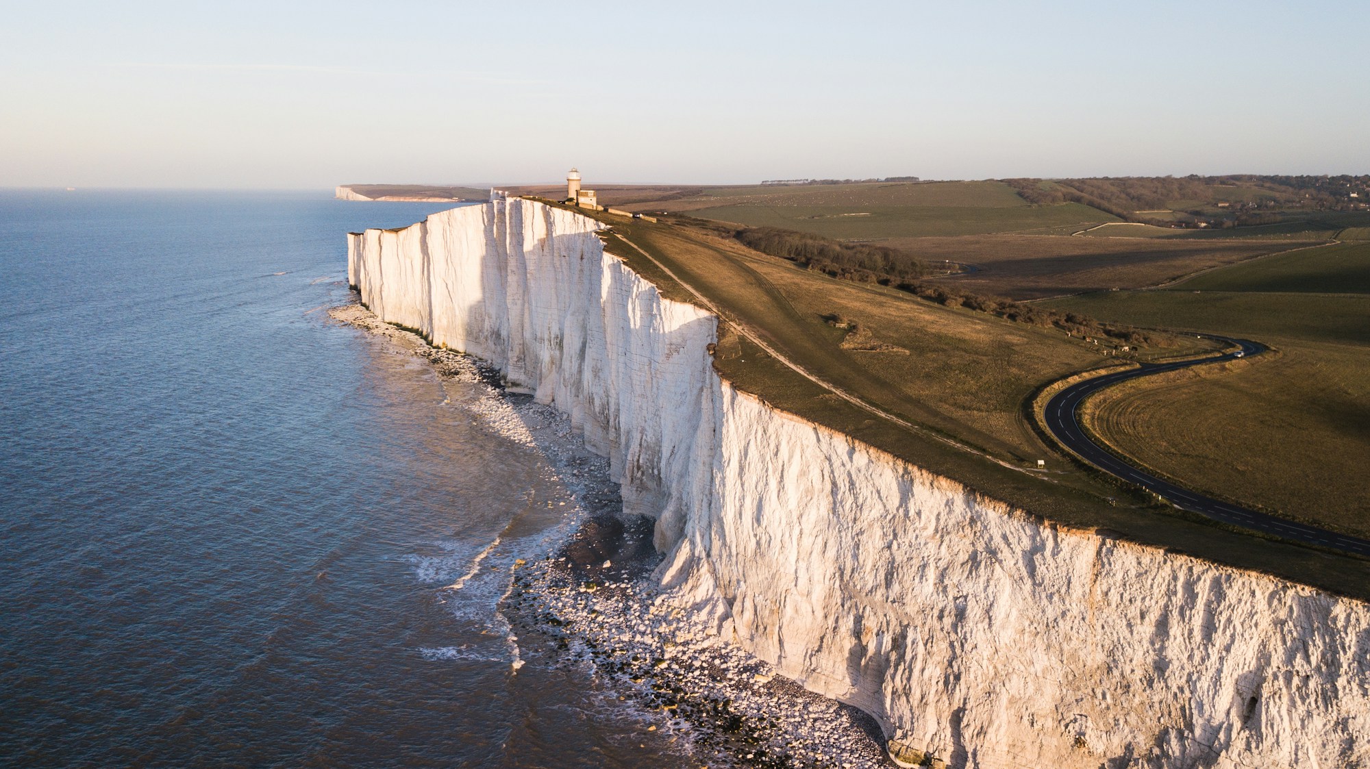 Falaises blanches de Seven Sisters sur la côte du Sussex en Angleterre au lever du soleil