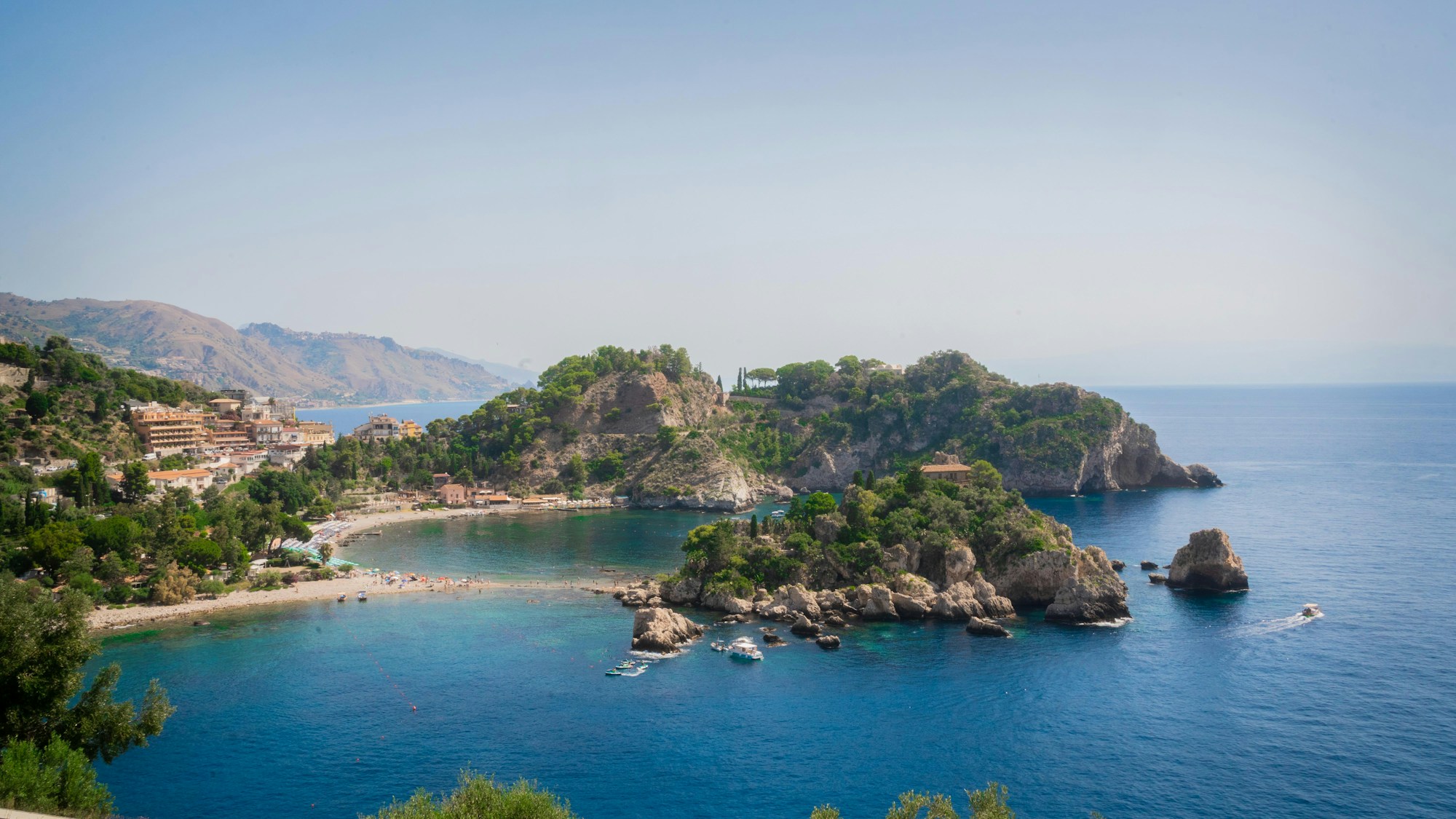 Vue côtière d'Isola Bella à Taormina en Sicile avec ses eaux turquoise et ses falaises rocheuses