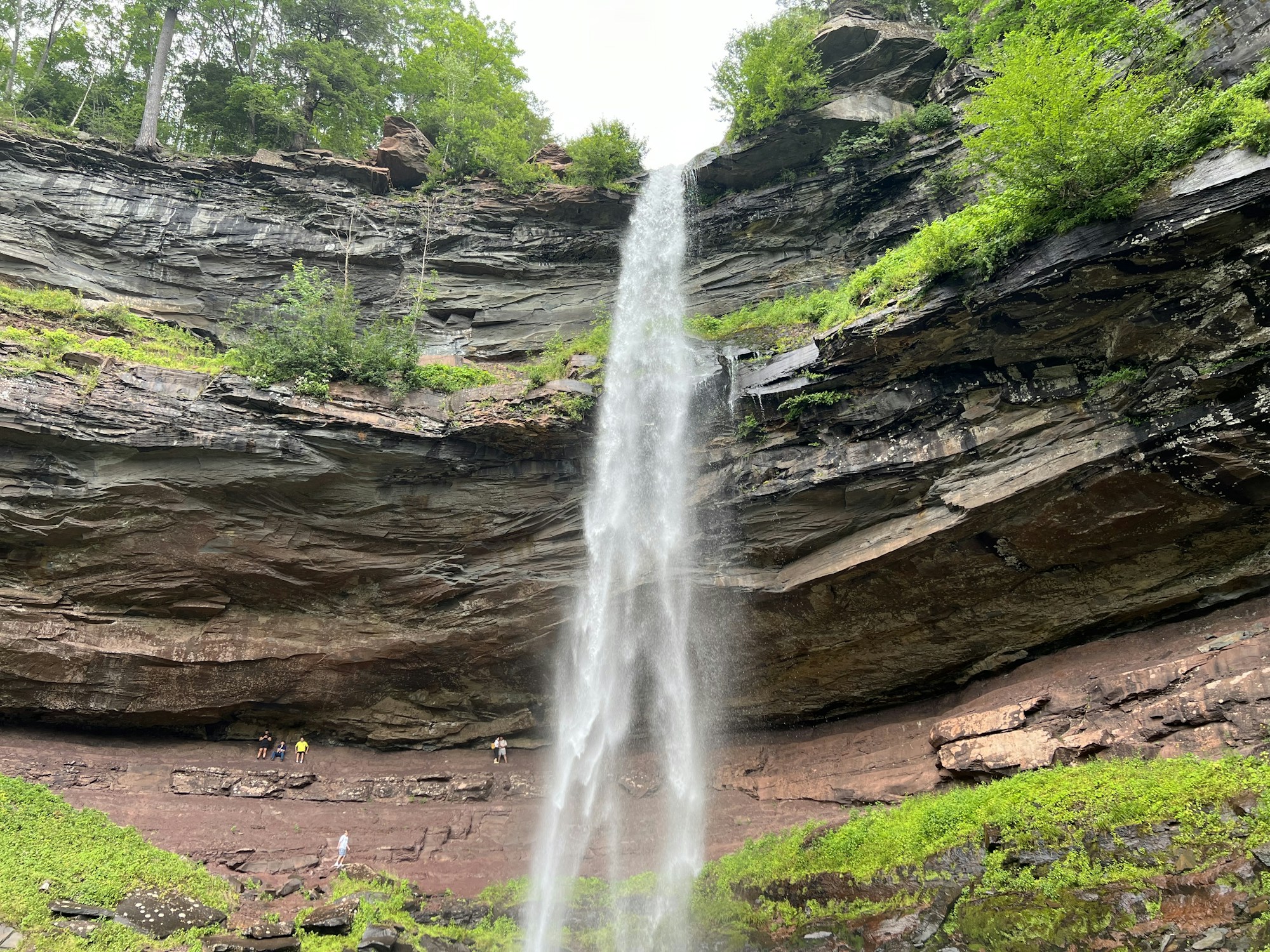Chutes Kaaterskill en cascade sur des rochers dans les forêts des Catskills à Palenville, État de New York
