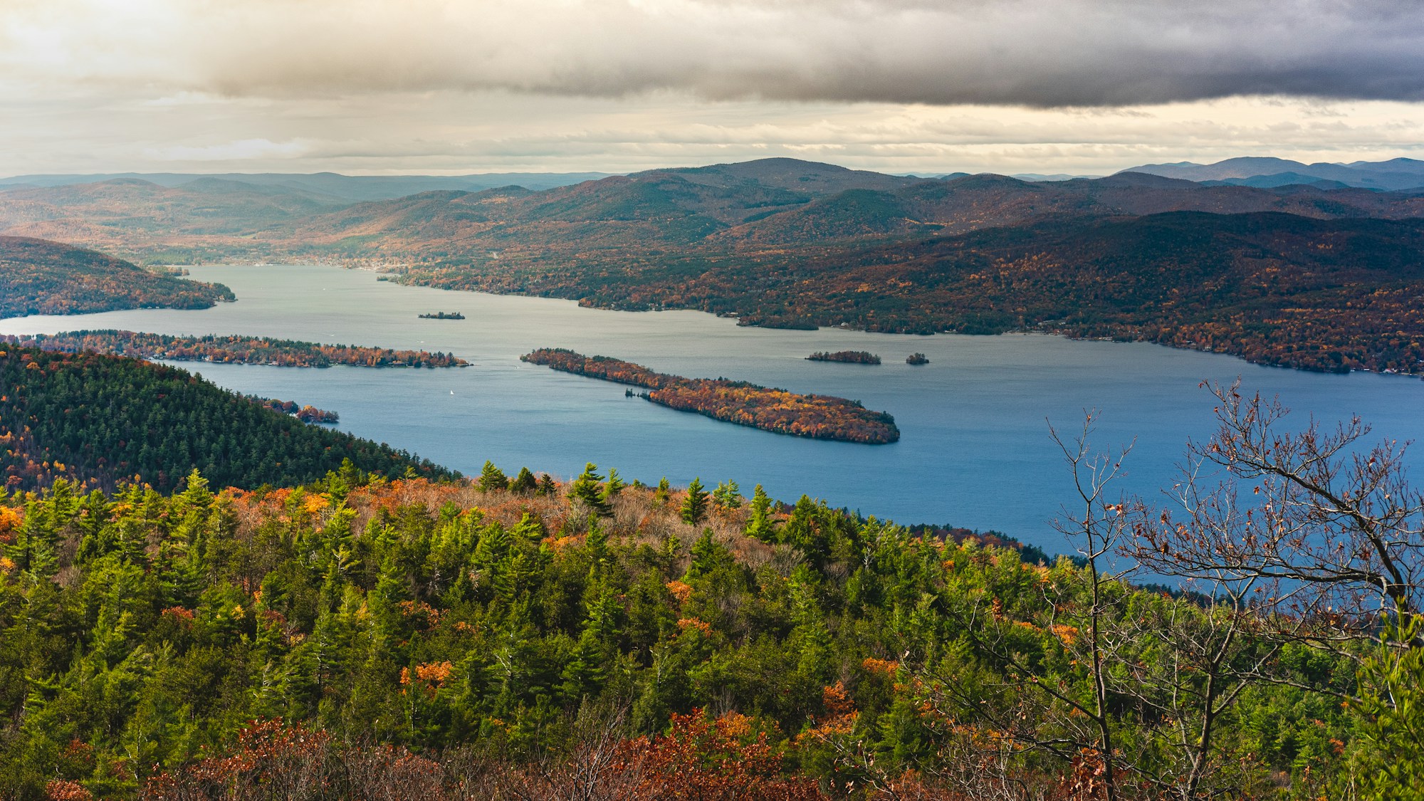 La rivière Hudson illuminée par les couleurs d'automne à travers les arbres dorés dans l'État de New York