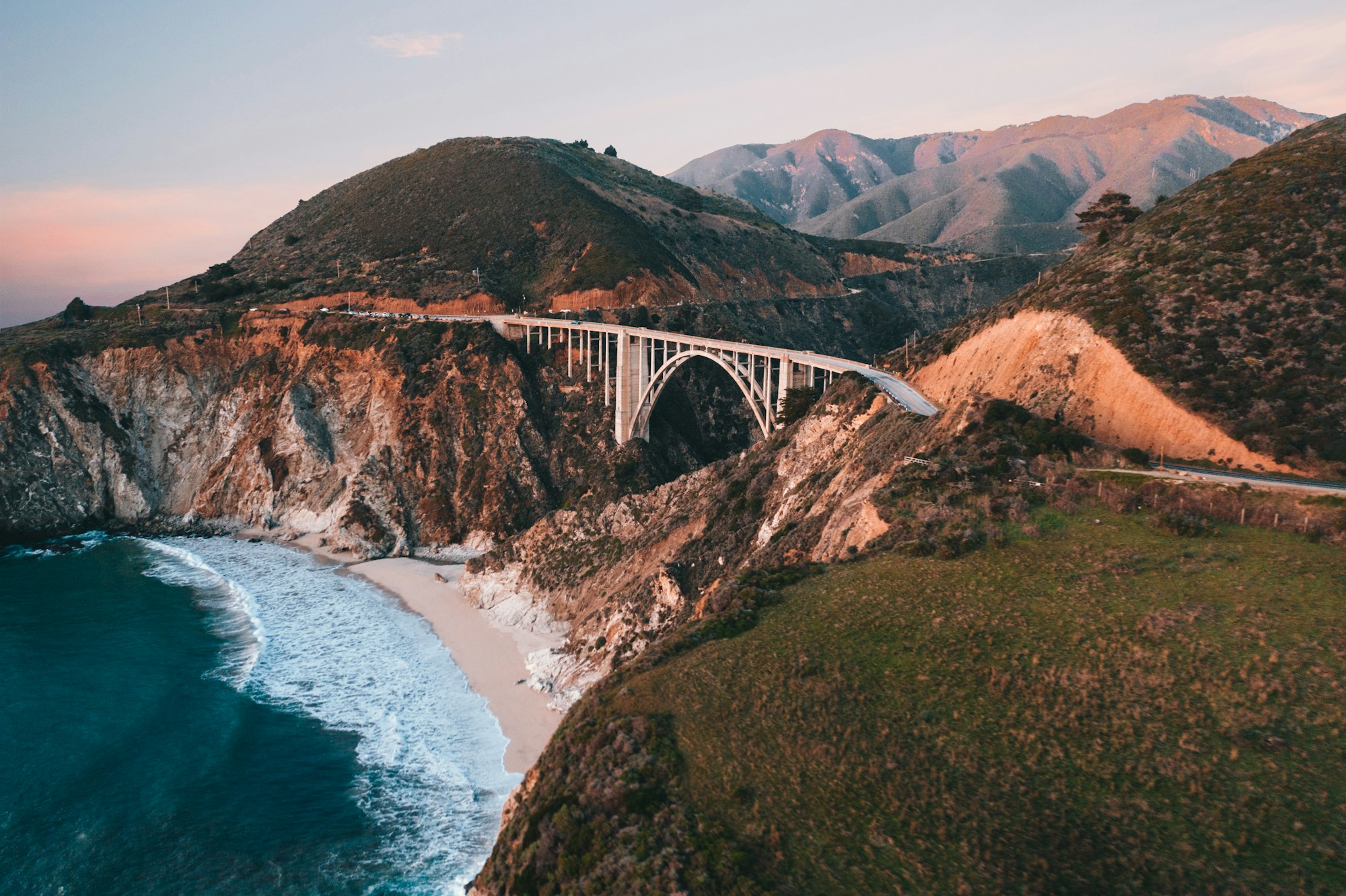 Falaises spectaculaires de Big Sur en Californie au coucher du soleil
