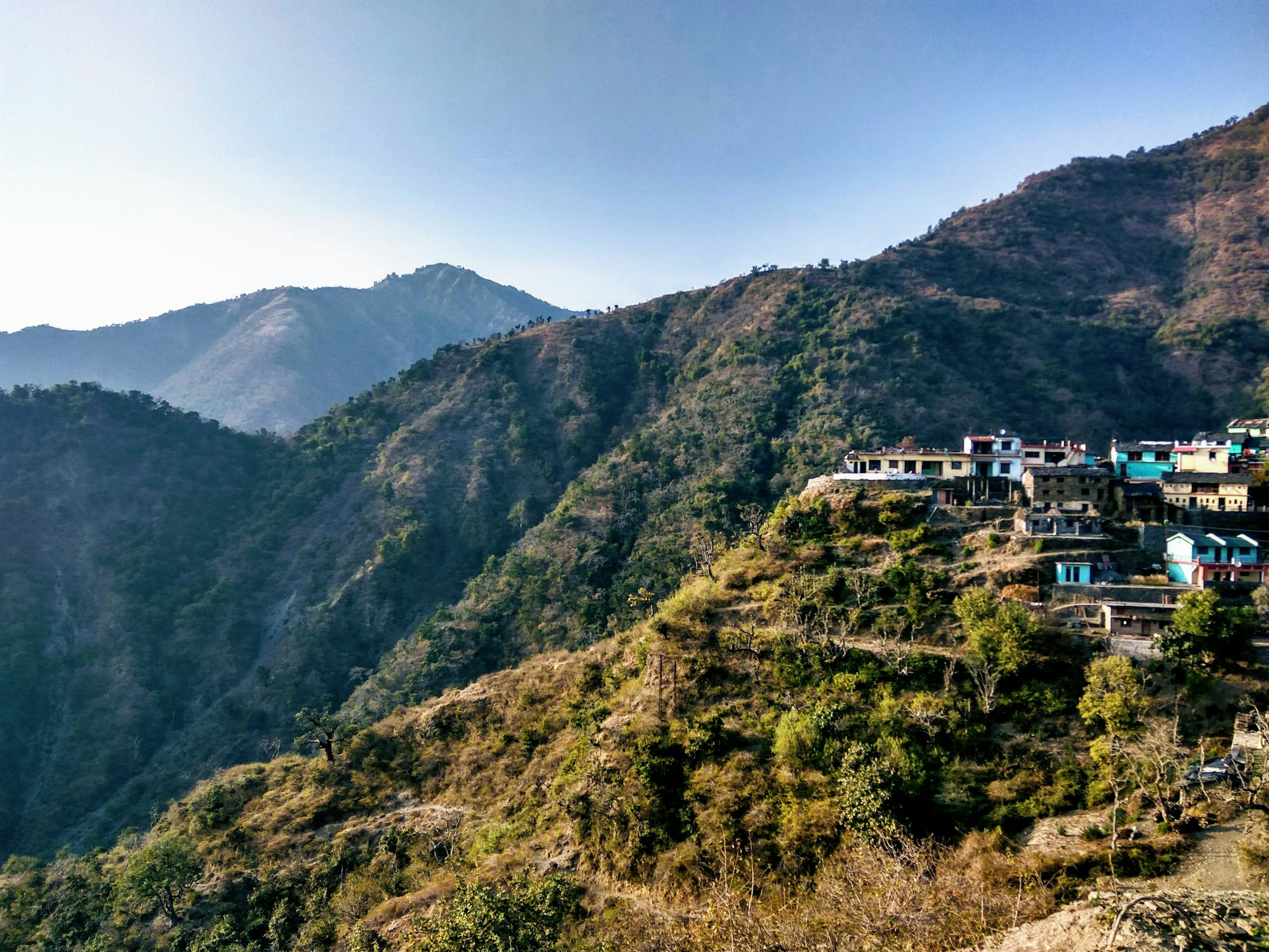 Vue sur les contreforts de l'Himalaya depuis Six Senses Vana en Inde