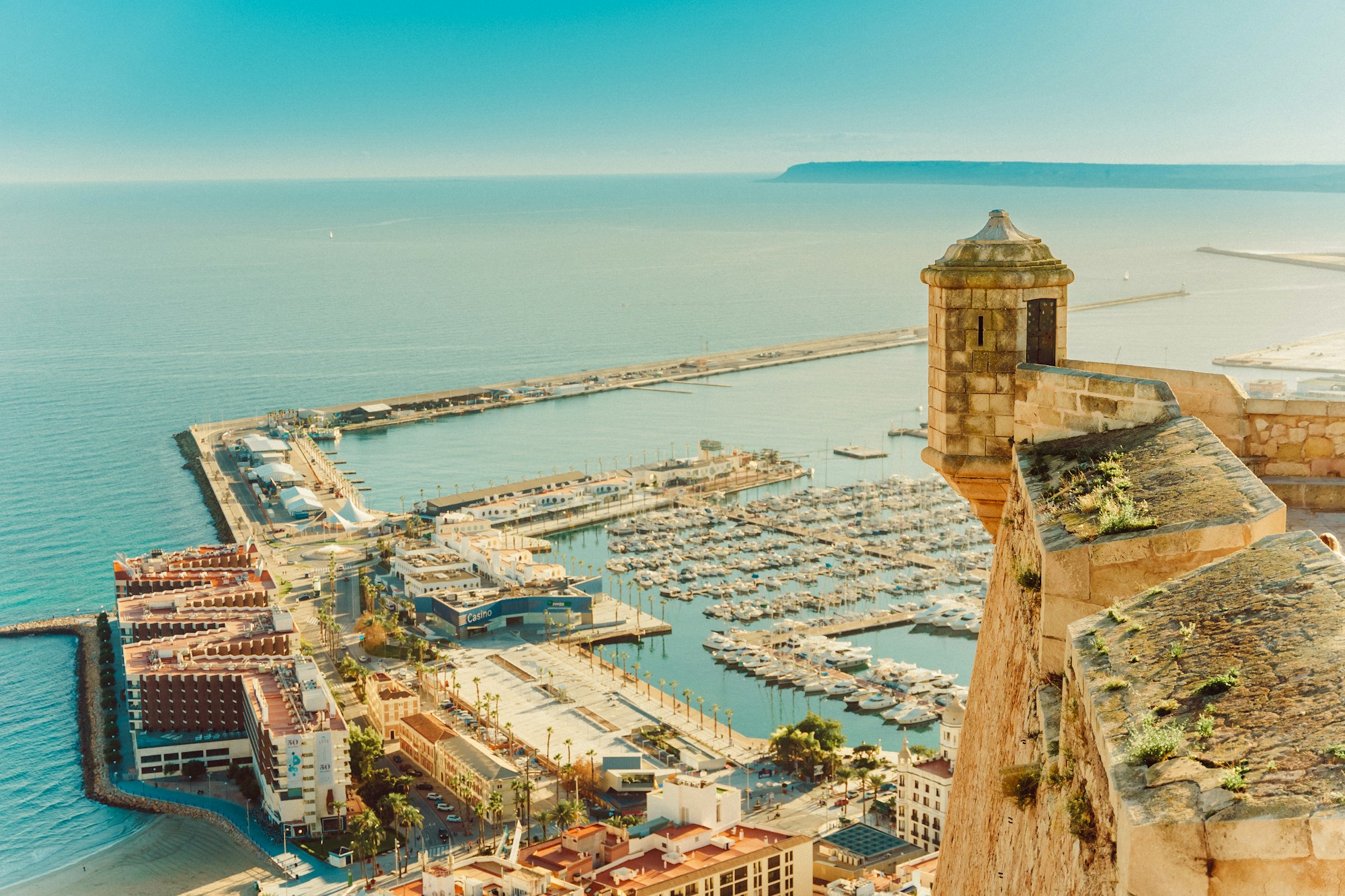 Vue méditerranéenne avec architecture blanche typique - SHA Wellness Alicante