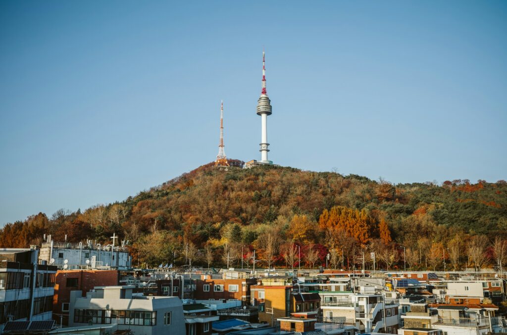 La tour N Seoul Tower illuminant la skyline de Seoul depuis le mont Namsan