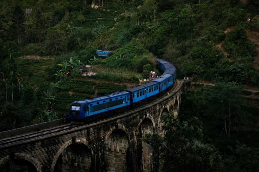 Train bleu traversant le pont aux neuf arches à Ella, dans les hauts plateaux du Sri Lanka
