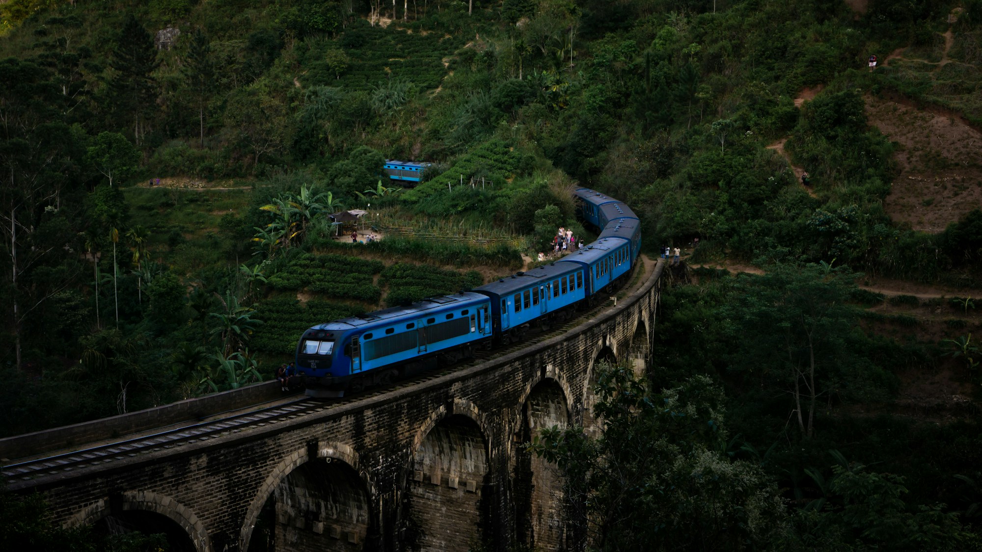 Vue aérienne du train bleu franchissant le Pont des Neuf Arches à Ella, Sri Lanka